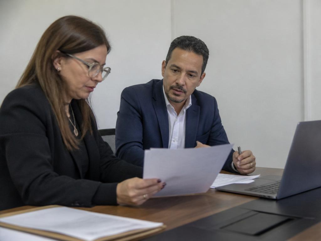 Equipe empresarial analisando editais de licitação