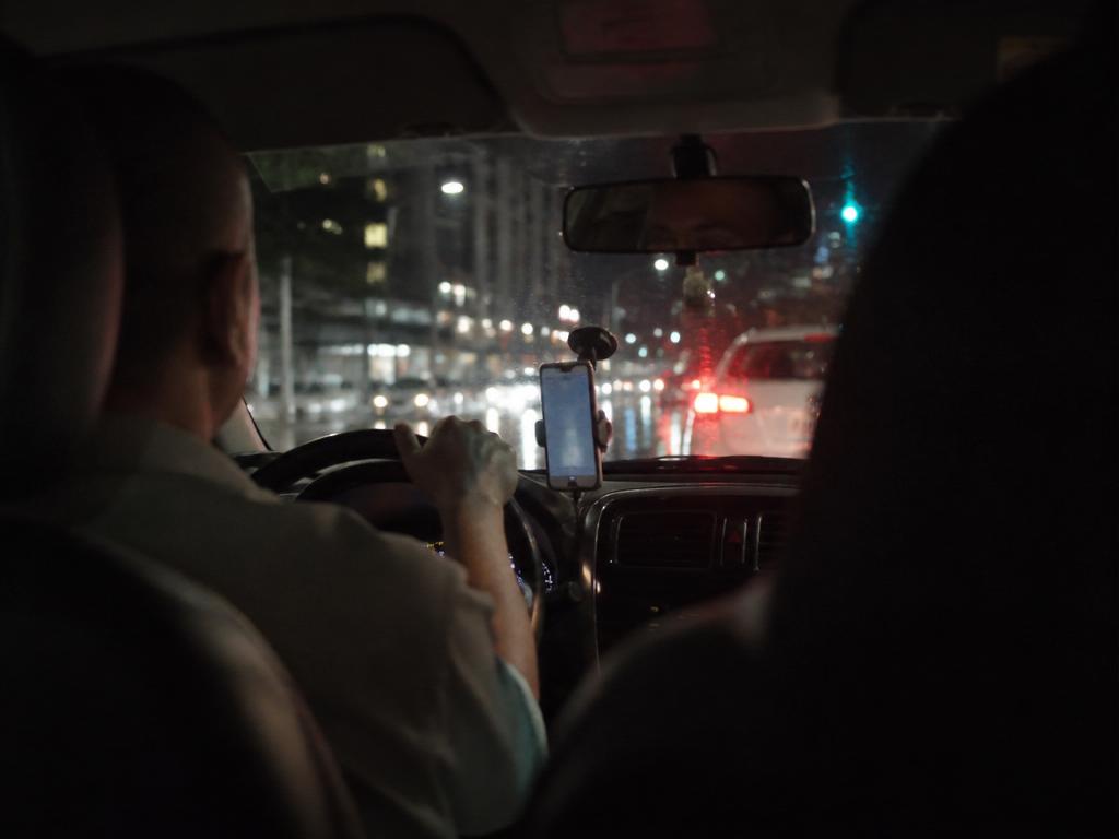 Interior de veículo de motorista de aplicativo à noite